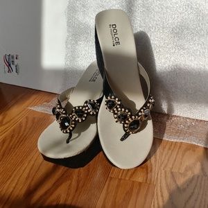 Dolce by Mojo Moxy Black and Gold  size 11